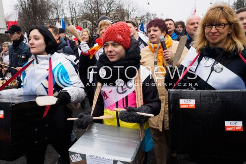  12.03.2016 WARSZAWA <br />MARSZ KOMITETU OBRONY DEMOKRACJI I NOWOCZESNEJ POD HASLEM PRZYWROCMY LAD KONSTYTUCYJNY<br /> N/Z UCZESTNICY<br /> 