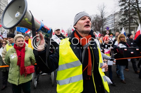  12.03.2016 WARSZAWA <br />MARSZ KOMITETU OBRONY DEMOKRACJI I NOWOCZESNEJ POD HASLEM PRZYWROCMY LAD KONSTYTUCYJNY<br /> N/Z UCZESTNICY<br /> 