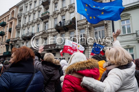  12.03.2016 WARSZAWA <br />MARSZ KOMITETU OBRONY DEMOKRACJI I NOWOCZESNEJ POD HASLEM PRZYWROCMY LAD KONSTYTUCYJNY<br /> N/Z MASZERUJACY UCZESTNICY POZDRAWIAJA ZWOLENNIKOW PROTESTU<br /> 