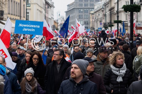  12.03.2016 WARSZAWA <br />MARSZ KOMITETU OBRONY DEMOKRACJI I NOWOCZESNEJ POD HASLEM PRZYWROCMY LAD KONSTYTUCYJNY<br /> N/Z TLUM UCZESTNICY<br /> 