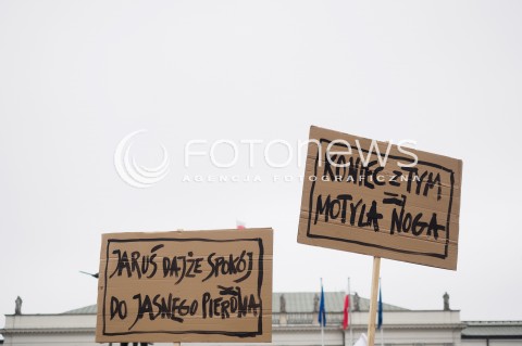  12.03.2016 WARSZAWA <br />MARSZ KOMITETU OBRONY DEMOKRACJI I NOWOCZESNEJ POD HASLEM PRZYWROCMY LAD KONSTYTUCYJNY<br /> N/Z TRANSPARENT<br /> 