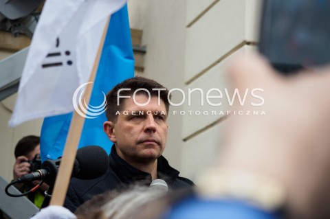  12.03.2016 WARSZAWA <br />MARSZ KOMITETU OBRONY DEMOKRACJI I NOWOCZESNEJ POD HASLEM PRZYWROCMY LAD KONSTYTUCYJNY<br /> N/Z RYSZARD PETRU<br /> 