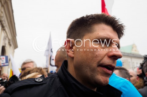  12.03.2016 WARSZAWA <br />MARSZ KOMITETU OBRONY DEMOKRACJI I NOWOCZESNEJ POD HASLEM PRZYWROCMY LAD KONSTYTUCYJNY<br /> N/Z RYSZARD PETRU<br /> 