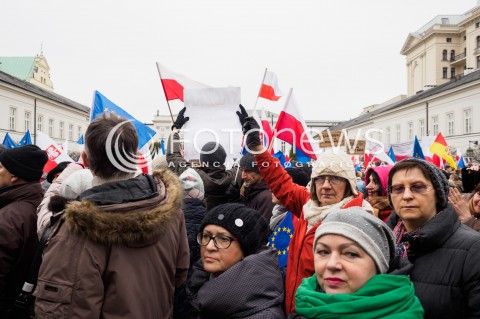 12.03.2016 WARSZAWA <br />MARSZ KOMITETU OBRONY DEMOKRACJI I NOWOCZESNEJ POD HASLEM PRZYWROCMY LAD KONSTYTUCYJNY<br /> N/Z UCZESTNICY MANIFESTACJI PRZED PALACEM PREZYDENCKIM<br /> 