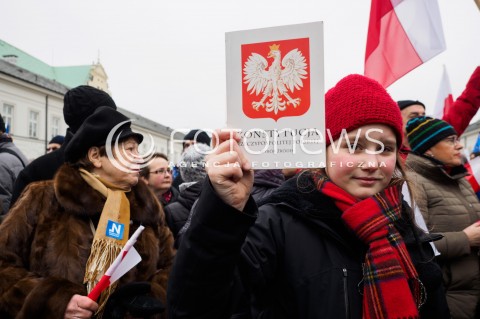  12.03.2016 WARSZAWA <br />MARSZ KOMITETU OBRONY DEMOKRACJI I NOWOCZESNEJ POD HASLEM PRZYWROCMY LAD KONSTYTUCYJNY<br /> N/Z UCZESTNICY MANIFESTACJI PRZED PALACEM PREZYDENCKIM<br /> 