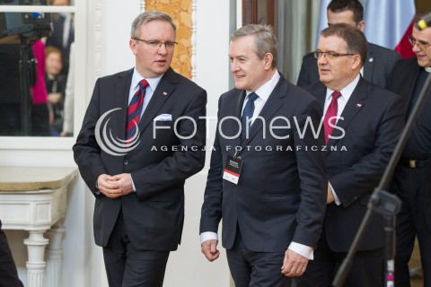  17.03.2016 LANCUT <br />WIZYTA PARY PREZYDENCKIEJ W WOJEWODZTWIE PODKARPACKIM<br />WRECZENIE ODZNACZEN PANSTWOWYCH POLAKOM RATUJACYM ZYDOW NA ZAMKU W LANCUCIE<br />N/Z PIOTR GLINSKI - MINISTER KULTURY I LUKASZ KAMINSKI - PREZES IPN<br /> 