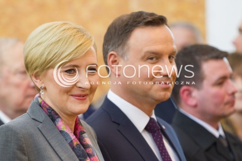  17.03.2016 LANCUT <br />WIZYTA PARY PREZYDENCKIEJ W WOJEWODZTWIE PODKARPACKIM<br />WRECZENIE ODZNACZEN PANSTWOWYCH POLAKOM RATUJACYM ZYDOW NA ZAMKU W LANCUCIE<br />N/Z ANDRZEJ DUDA Z MALZONKA AGATA DUDA<br /> 