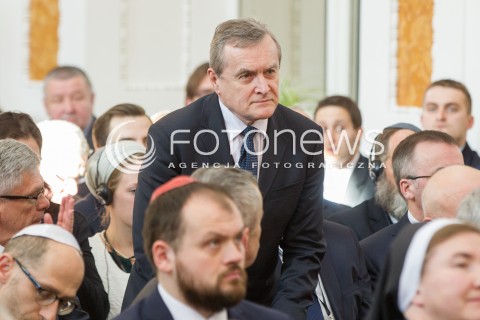  17.03.2016 LANCUT <br />WIZYTA PARY PREZYDENCKIEJ W WOJEWODZTWIE PODKARPACKIM<br />WRECZENIE ODZNACZEN PANSTWOWYCH POLAKOM RATUJACYM ZYDOW NA ZAMKU W LANCUCIE<br />N/Z PIOTR GLINSKI - MINISTER KULTURY<br /> 