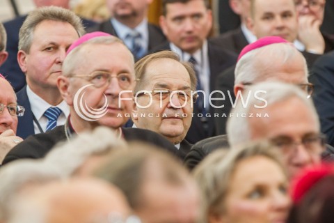  17.03.2016 LANCUT <br />WIZYTA PARY PREZYDENCKIEJ W WOJEWODZTWIE PODKARPACKIM<br />WRECZENIE ODZNACZEN PANSTWOWYCH POLAKOM RATUJACYM ZYDOW NA ZAMKU W LANCUCIE<br />N/Z OJCIEC TADEUSZ RYDZYK <br /> 