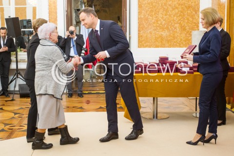  17.03.2016 LANCUT <br />WIZYTA PARY PREZYDENCKIEJ W WOJEWODZTWIE PODKARPACKIM<br />WRECZENIE ODZNACZEN PANSTWOWYCH POLAKOM RATUJACYM ZYDOW NA ZAMKU W LANCUCIE<br />N/Z ANDRZEJ DUDA WRECZA ODZNACZENIA<br /> 