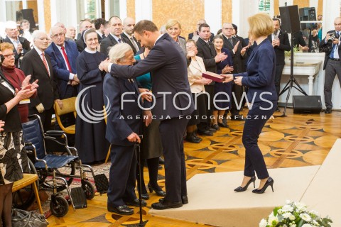  17.03.2016 LANCUT <br />WIZYTA PARY PREZYDENCKIEJ W WOJEWODZTWIE PODKARPACKIM<br />WRECZENIE ODZNACZEN PANSTWOWYCH POLAKOM RATUJACYM ZYDOW NA ZAMKU W LANCUCIE<br />N/Z ANDRZEJ DUDA WRECZA ODZNACZENIA<br /> 