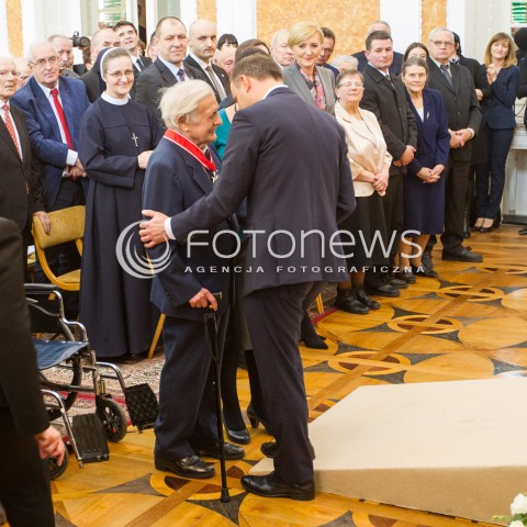  17.03.2016 LANCUT <br />WIZYTA PARY PREZYDENCKIEJ W WOJEWODZTWIE PODKARPACKIM<br />WRECZENIE ODZNACZEN PANSTWOWYCH POLAKOM RATUJACYM ZYDOW NA ZAMKU W LANCUCIE<br />N/Z ANDRZEJ DUDA WRECZA ODZNACZENIA<br /> 