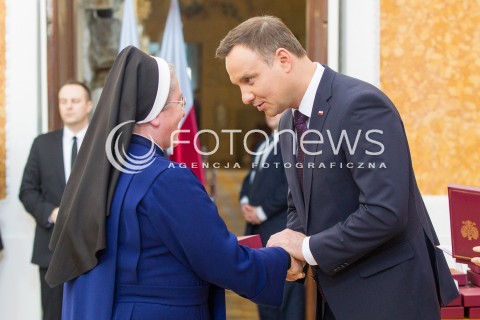  17.03.2016 LANCUT <br />WIZYTA PARY PREZYDENCKIEJ W WOJEWODZTWIE PODKARPACKIM<br />WRECZENIE ODZNACZEN PANSTWOWYCH POLAKOM RATUJACYM ZYDOW NA ZAMKU W LANCUCIE<br />N/Z ANDRZEJ DUDA WRECZA ODZNACZENIA<br /> 