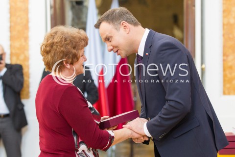  17.03.2016 LANCUT <br />WIZYTA PARY PREZYDENCKIEJ W WOJEWODZTWIE PODKARPACKIM<br />WRECZENIE ODZNACZEN PANSTWOWYCH POLAKOM RATUJACYM ZYDOW NA ZAMKU W LANCUCIE<br />N/Z ANDRZEJ DUDA WRECZA ODZNACZENIA<br /> 