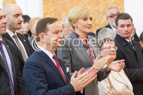  17.03.2016 LANCUT <br />WIZYTA PARY PREZYDENCKIEJ W WOJEWODZTWIE PODKARPACKIM<br />WRECZENIE ODZNACZEN PANSTWOWYCH POLAKOM RATUJACYM ZYDOW NA ZAMKU W LANCUCIE<br />N/Z AGATA DUDA WLADYSLAW ORTYL<br /> 