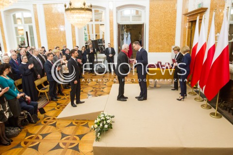  17.03.2016 LANCUT <br />WIZYTA PARY PREZYDENCKIEJ W WOJEWODZTWIE PODKARPACKIM<br />WRECZENIE ODZNACZEN PANSTWOWYCH POLAKOM RATUJACYM ZYDOW NA ZAMKU W LANCUCIE<br />N/Z ANDRZEJ DUDA WRECZA ODZNACZENIA<br /> 