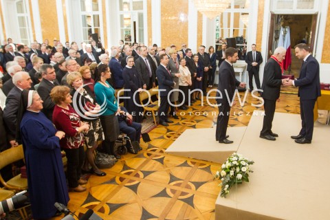  17.03.2016 LANCUT <br />WIZYTA PARY PREZYDENCKIEJ W WOJEWODZTWIE PODKARPACKIM<br />WRECZENIE ODZNACZEN PANSTWOWYCH POLAKOM RATUJACYM ZYDOW NA ZAMKU W LANCUCIE<br />N/Z ANDRZEJ DUDA WRECZA ODZNACZENIA<br /> 