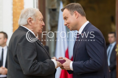  17.03.2016 LANCUT <br />WIZYTA PARY PREZYDENCKIEJ W WOJEWODZTWIE PODKARPACKIM<br />WRECZENIE ODZNACZEN PANSTWOWYCH POLAKOM RATUJACYM ZYDOW NA ZAMKU W LANCUCIE<br />N/Z ANDRZEJ DUDA WRECZA ODZNACZENIA<br /> 