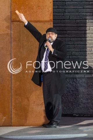  17.03.2016 MARKOWA ( POLAND )<br />WIZYTA PARY PREZYDENCKIEJ W WOJEWODZTWIE PODKARPACKIM<br />OTWARCIE MUZEUM POLAKOW RATUJACYCH ZYDOW PODCZAS II WOJNY SWIATOWEJ IM. RODZINY ULMOW<br />N/Z MICHAEL SCHUDRICH - NACZELNY RABIN POLSKI UMIESZCZA ZYDOWSKI TALIZMAN - MEZUZA NA DRZWIACH MUZEUM<br /> 