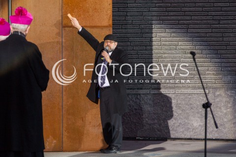  17.03.2016 MARKOWA ( POLAND )<br />WIZYTA PARY PREZYDENCKIEJ W WOJEWODZTWIE PODKARPACKIM<br />OTWARCIE MUZEUM POLAKOW RATUJACYCH ZYDOW PODCZAS II WOJNY SWIATOWEJ IM. RODZINY ULMOW<br />N/Z MICHAEL SCHUDRICH - NACZELNY RABIN POLSKI UMIESZCZA ZYDOWSKI TALIZMAN - MEZUZA NA DRZWIACH MUZEUM<br /> 