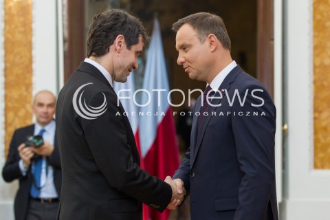  17.03.2016 LANCUT <br />WIZYTA PARY PREZYDENCKIEJ W WOJEWODZTWIE PODKARPACKIM<br />WRECZENIE ODZNACZEN PANSTWOWYCH POLAKOM RATUJACYM ZYDOW NA ZAMKU W LANCUCIE<br />N/Z ANDRZEJ DUDA BOGDAN ROMANIUK<br /> 