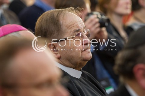  17.03.2016 LANCUT <br />WIZYTA PARY PREZYDENCKIEJ W WOJEWODZTWIE PODKARPACKIM<br />WRECZENIE ODZNACZEN PANSTWOWYCH POLAKOM RATUJACYM ZYDOW NA ZAMKU W LANCUCIE<br />N/Z OJCIEC TADEUSZ RYDZYK <br /> 