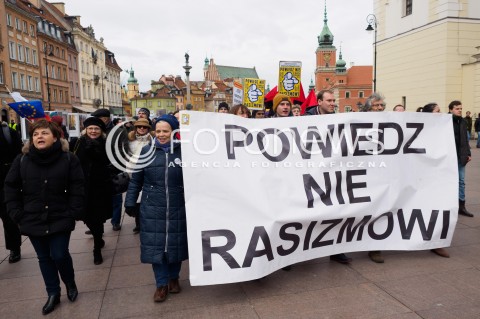  19.03.2016 WARSZAWA<br />
 MARSZ RAZEM PRZECIWKO RASIZMOWI W WARSZAWIE W RAMACH OGOLNOPOLSKIEJ AKCJI MANIFESTACYJNEJ PRZECIWKO RASIZMOWI<br />
 N/Z CZOLO MARSZU<br />
 