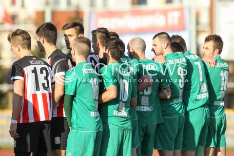  19.03.2016 RZESZOW <br />PILKA NOZNA III LIGA LUBELSKO - PODKARPACKA  SEZON 2015/2016 <br />MECZ CWKS RESOVIA - IZOLATOR BOGUCHWALA <br />N/Z ZAWODNICY W MURZE MUR 7 ZAWODNIKOW IZOLATORA<br /> 