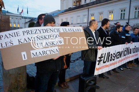  22.03.2016 WARSZAWA<br />PIKIETA POD PALACEM PREZYDENCKIM POD HASLEM ULASKAWIC MARCINA SKAZANEGO W ZWIAZKU Z PROTESTEM W SPRAWIE AFERY TASMOWEJ<br />N/Z TRANSPARENT<br /> 