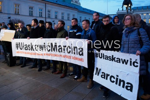 22.03.2016 WARSZAWA<br />PIKIETA POD PALACEM PREZYDENCKIM POD HASLEM ULASKAWIC MARCINA SKAZANEGO W ZWIAZKU Z PROTESTEM W SPRAWIE AFERY TASMOWEJ<br />N/Z TRANSPARENT<br /> 