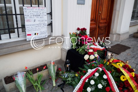  22.03.2016 WARSZAWA<br /> KWIATY ZLOZONE POD AMBASADA BELGII W WARSZAWIE PO ZAMACHU TERRORYSTYCZNYM W BRUKSELI<br /> N/Z KWIATY<br />  