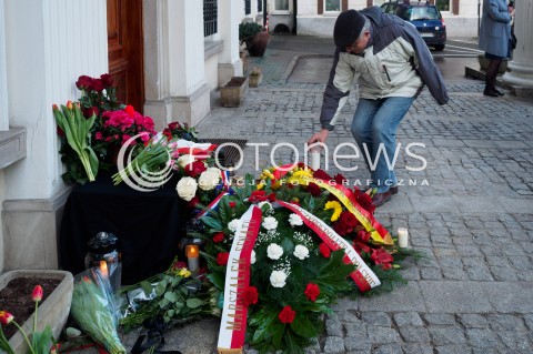  22.03.2016 WARSZAWA<br /> KWIATY ZLOZONE POD AMBASADA BELGII W WARSZAWIE PO ZAMACHU TERRORYSTYCZNYM W BRUKSELI<br /> N/Z ZLOZENIE KWIATOW<br />  