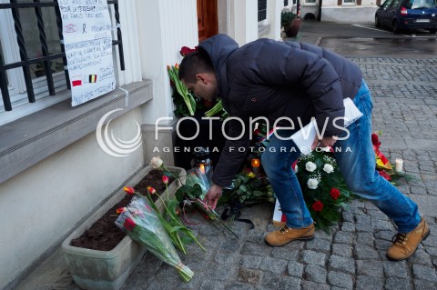  22.03.2016 WARSZAWA<br /> KWIATY ZLOZONE POD AMBASADA BELGII W WARSZAWIE PO ZAMACHU TERRORYSTYCZNYM W BRUKSELI<br /> N/Z ZLOZENIE KWIATOW<br />  