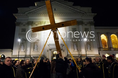  25.03.2016 WARSZAWA<br /> WARSZAWSKA DROGA KRZYZOWA 2016 W WIELKI PIATEK POD PRZEWODNICTWEM KARDYNALA KAZIMIERZA NYCZA<br /> N/Z KRZYZ NA TLE KOSCIOLA SW ANNY<br />  