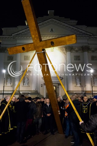  25.03.2016 WARSZAWA<br /> WARSZAWSKA DROGA KRZYZOWA 2016 W WIELKI PIATEK POD PRZEWODNICTWEM KARDYNALA KAZIMIERZA NYCZA<br /> N/Z KRZYZ NA TLE KOSCIOLA SW ANNY<br />  