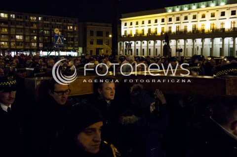  25.03.2016 WARSZAWA<br /> WARSZAWSKA DROGA KRZYZOWA 2016 W WIELKI PIATEK POD PRZEWODNICTWEM KARDYNALA KAZIMIERZA NYCZA<br /> N/Z NIESIENIE KRZYZA<br />  