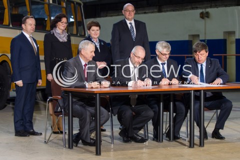  30.03.2016 SANOK <br />WIZYTA PREMIER BEATY SZYDLO W WOJEWODZTWIE PODKARPACKIM<br />PODPISANIE UMOWY W FABRYCE AUTOSAN <br />N/Z BEATA SZYDLO WLADYSLAW ORTYL<br /> 