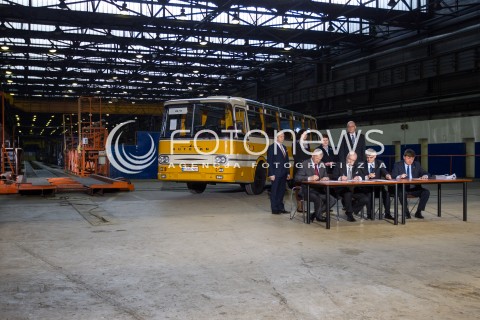  30.03.2016 SANOK <br />WIZYTA PREMIER BEATY SZYDLO W WOJEWODZTWIE PODKARPACKIM<br />PODPISANIE UMOWY W FABRYCE AUTOSAN <br />N/Z BEATA SZYDLO WLADYSLAW ORTYL HALA FABRYKA<br /> 