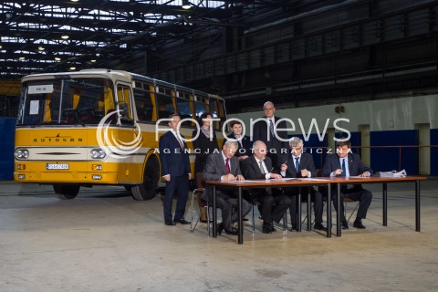  30.03.2016 SANOK <br />WIZYTA PREMIER BEATY SZYDLO W WOJEWODZTWIE PODKARPACKIM<br />PODPISANIE UMOWY W FABRYCE AUTOSAN <br />N/Z BEATA SZYDLO <br /> 