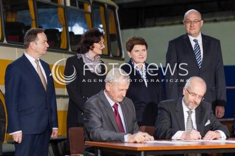  30.03.2016 SANOK <br />WIZYTA PREMIER BEATY SZYDLO W WOJEWODZTWIE PODKARPACKIM<br />PODPISANIE UMOWY W FABRYCE AUTOSAN <br />N/Z BEATA SZYDLO WLADYSLAW ORTYL<br /> 