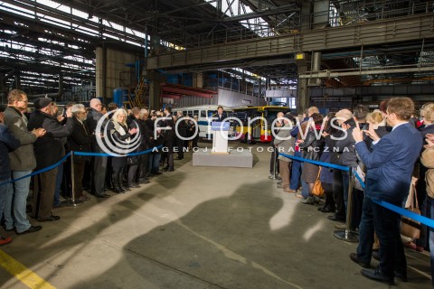  30.03.2016 SANOK <br />WIZYTA PREMIER BEATY SZYDLO W WOJEWODZTWIE PODKARPACKIM<br />SPOTKANIE Z MIESZKANCAMI SANOKA W FABRYCE AUTOBUSOW AUTOSAN<br />N/Z BEATA SZYDLO MIESZKANCY SANOKA<br /> 