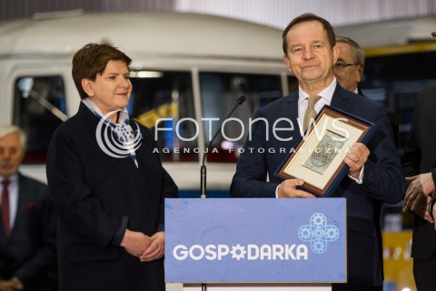  30.03.2016 SANOK <br />WIZYTA PREMIER BEATY SZYDLO W WOJEWODZTWIE PODKARPACKIM<br />SPOTKANIE Z MIESZKANCAMI SANOKA W FABRYCE AUTOBUSOW AUTOSAN<br />N/Z BEATA SZYDLO WLADYSLAW ORTYL WRECZENIE HERBU WOJEWODZTWA PODKARPACKIEGO PREMIER SZYDLO<br /> 