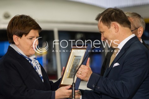  30.03.2016 SANOK <br />WIZYTA PREMIER BEATY SZYDLO W WOJEWODZTWIE PODKARPACKIM<br />SPOTKANIE Z MIESZKANCAMI SANOKA W FABRYCE AUTOBUSOW AUTOSAN<br />N/Z BEATA SZYDLO WLADYSLAW ORTYL WRECZENIE HERBU WOJEWODZTWA PODKARPACKIEGO PREMIER SZYDLO<br /> 