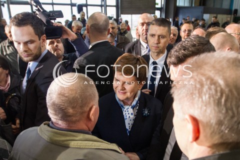  30.03.2016 SANOK <br />WIZYTA PREMIER BEATY SZYDLO W WOJEWODZTWIE PODKARPACKIM<br />SPOTKANIE Z MIESZKANCAMI SANOKA W FABRYCE AUTOBUSOW AUTOSAN<br />N/Z BEATA SZYDLO MIESZKANCY SANOKA BOR OCHRONA<br /> 
