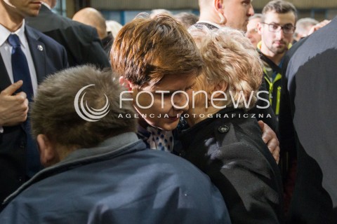  30.03.2016 SANOK <br />WIZYTA PREMIER BEATY SZYDLO W WOJEWODZTWIE PODKARPACKIM<br />SPOTKANIE Z MIESZKANCAMI SANOKA W FABRYCE AUTOBUSOW AUTOSAN<br />N/Z BEATA SZYDLO MIESZKANCY SANOKA <br /> 