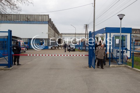  30.03.2016 SANOK <br />
ZDJECIE ILUSTRACYJNE<br />
FABRYKA AUTOBUSOW AUTOSAN W SANOKU<br />
N/Z WEJSCIE BRAMA WJAZDOWA WYCHODZACY PRACOWNICY<br />
 