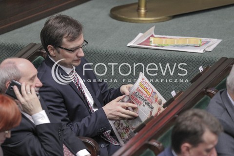  31.03.2016 WARSZAWA SEJM<br />POSIEDZENIE SEJMU RP<br />N/Z ZBIGNIEW ZIOBRO CZYTA SUPER EXPRESS<br /> 