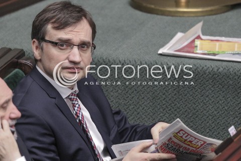  31.03.2016 WARSZAWA SEJM<br />POSIEDZENIE SEJMU RP<br />N/Z ZBIGNIEW ZIOBRO CZYTA SUPER EXPRESS<br /> 