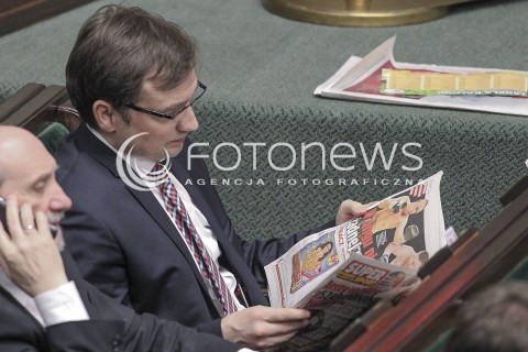  31.03.2016 WARSZAWA SEJM<br />POSIEDZENIE SEJMU RP<br />N/Z ZBIGNIEW ZIOBRO CZYTA SUPER EXPRESS<br /> 