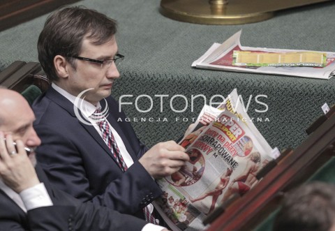  31.03.2016 WARSZAWA SEJM<br />POSIEDZENIE SEJMU RP<br />N/Z ZBIGNIEW ZIOBRO CZYTA SUPER EXPRESS<br /> 
